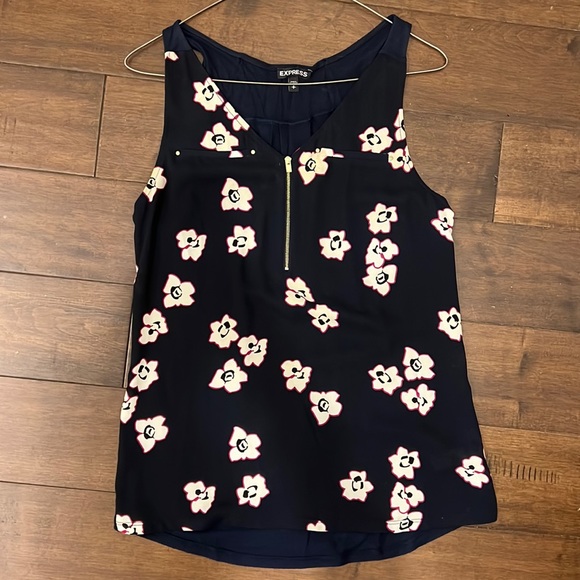 Sleeveless Floral Blouse - Picture 2 of 4